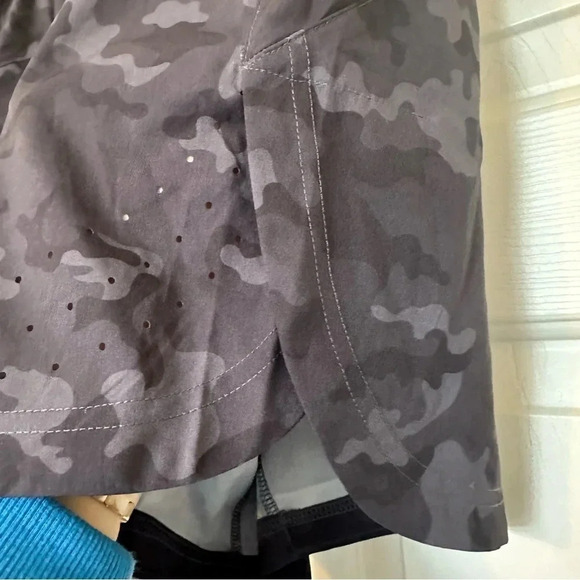 ZYIA Active Men’s Camo Versatility Shorts - Picture 3 of 6